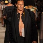 luciano-szafir-usa-bolsa-de-colostomia-em-desfile-na-spfw-1637282985569_v2_450x600.jpg