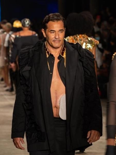 luciano-szafir-usa-bolsa-de-colostomia-em-desfile-na-spfw-1637282985569_v2_450x600.jpg