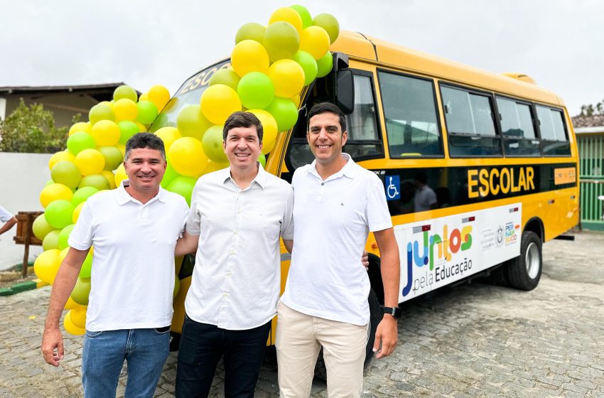 Joãozinho Tenório entrega novo ônibus escolar e reforça educação em São Joaquim do Monte