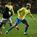 Bruno Guimarães cometeu pênalti que gerou gol da vitória da Bolívia sobre a seleção brasileira — Foto: AIZAR RALDES / AFP