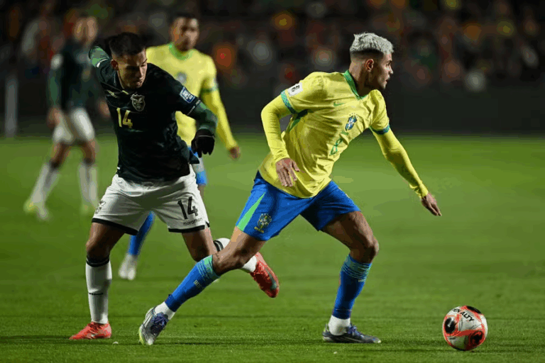 Bruno Guimarães cometeu pênalti que gerou gol da vitória da Bolívia sobre a seleção brasileira — Foto: AIZAR RALDES / AFP