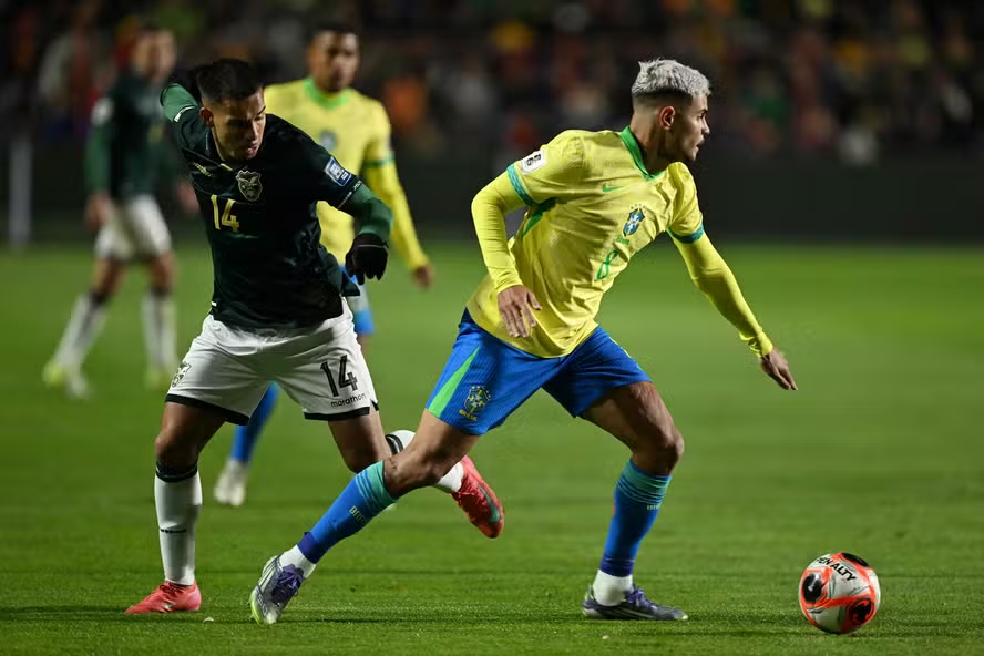 Bruno Guimarães cometeu pênalti que gerou gol da vitória da Bolívia sobre a seleção brasileira — Foto: AIZAR RALDES / AFP