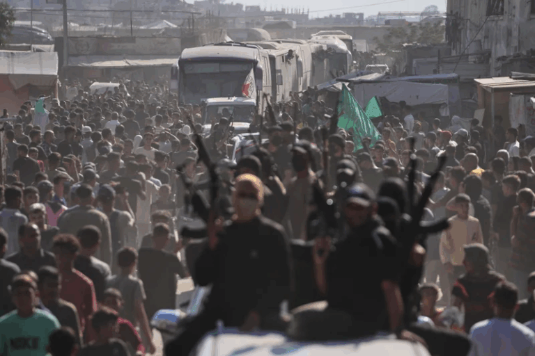Prisioneiros liberados pelo Hamas - JEHAD ALSHRAFI/ASSOCIATED PRESS/ESTADÃO CONTEÚDO