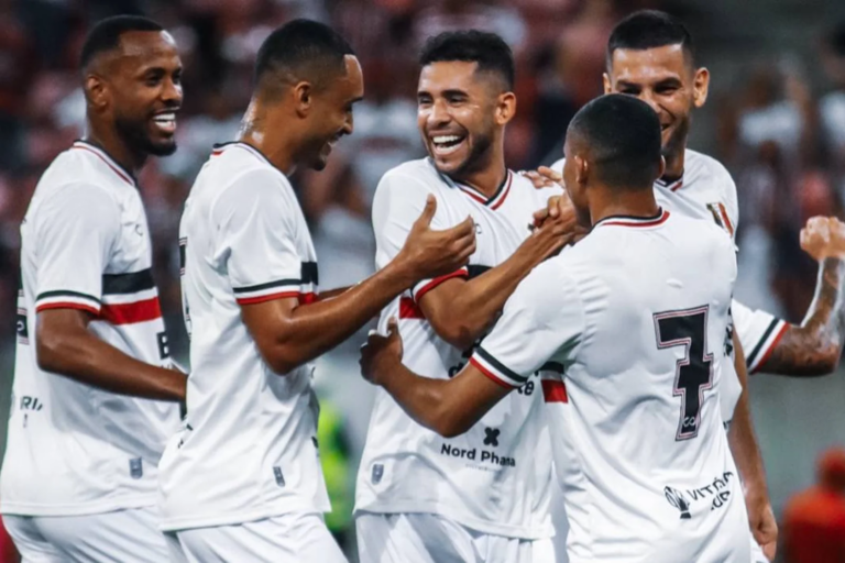 Jogadores do Santa Cruz em comemoração de gol sobre o Decisão - Evelyn Victoria/SCFC