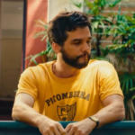 Cena do filme "O Agente Secreto" onde o ator Wagner Moura aparece com um camisa da Pitombeira dos Quatro Cantos - Reprodução