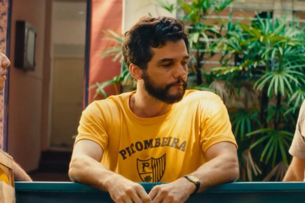 Cena do filme "O Agente Secreto" onde o ator Wagner Moura aparece com um camisa da Pitombeira dos Quatro Cantos - Reprodução
