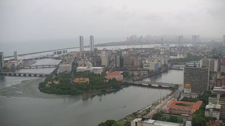 Imagem aérea de arquivo mostra tempo chuvoso no Centro do Recife — Foto: Reprodução/TV Globo