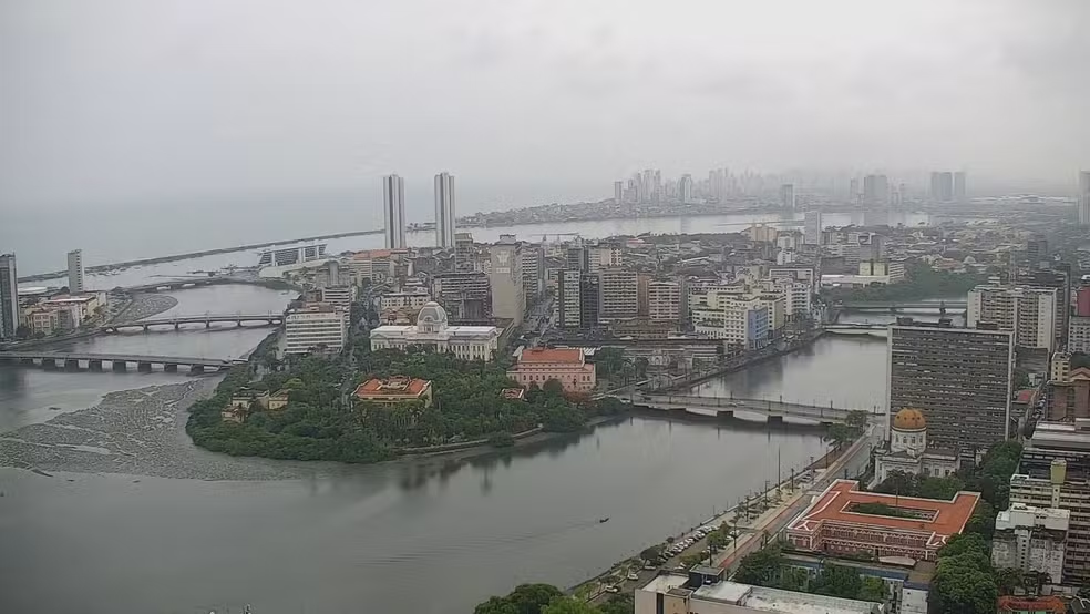 Imagem aérea de arquivo mostra tempo chuvoso no Centro do Recife — Foto: Reprodução/TV Globo