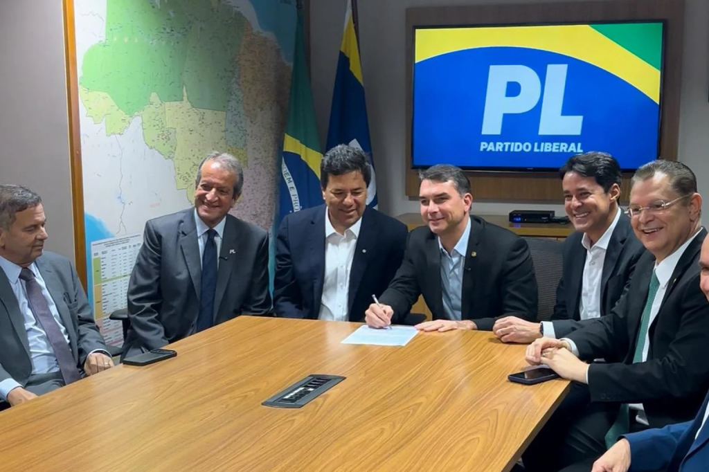 Mendonça Filho assinou filiação ao PL nesta quarta-feira (1), em Brasília, ao lado do senador e pré-candidato à Presidente Flávio Bolsonaro – Divulgação