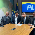 Mendonça Filho assinou filiação ao PL nesta quarta-feira (1), em Brasília, ao lado do senador e pré-candidato à Presidente Flávio Bolsonaro – Divulgação