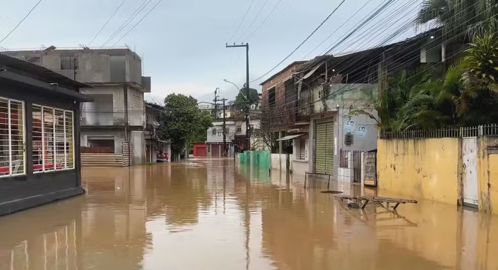 Bairro do Totó com alagamento, na Zona Oeste do Recife — Foto: Reprodução/TV Globo