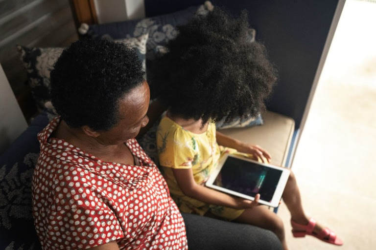 Participação na consulta pública para construção de guia sobre competências digitais e midiáticas da pessoa idosa é aberta a toda a sociedade. Imagem: Divulgação/Getty Images