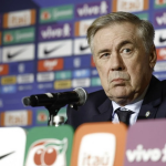 Imagem de Carlo Ancelotti, treinador da seleção brasileira, em entrevista coletiva - @rafaelribeirorio / CBF