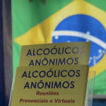 Folhetim de divulgação do grupo Alcoólicos Anônimos (AA) – Eduarda Nóbrega/JC Imagem