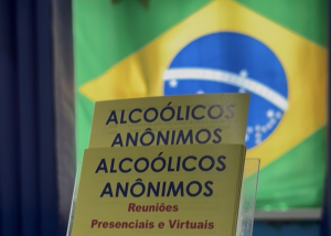 Folhetim de divulgação do grupo Alcoólicos Anônimos (AA) – Eduarda Nóbrega/JC Imagem