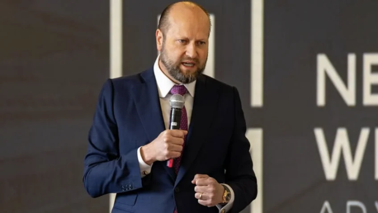 Nas redes sociais, Nelson Wilians mostra sua rotina em palestras