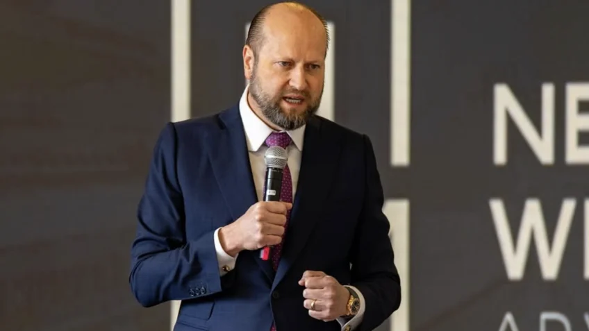 Nas redes sociais, Nelson Wilians mostra sua rotina em palestras